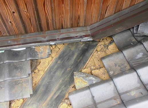 明石市　谷板金交換工事　瓦撤去
